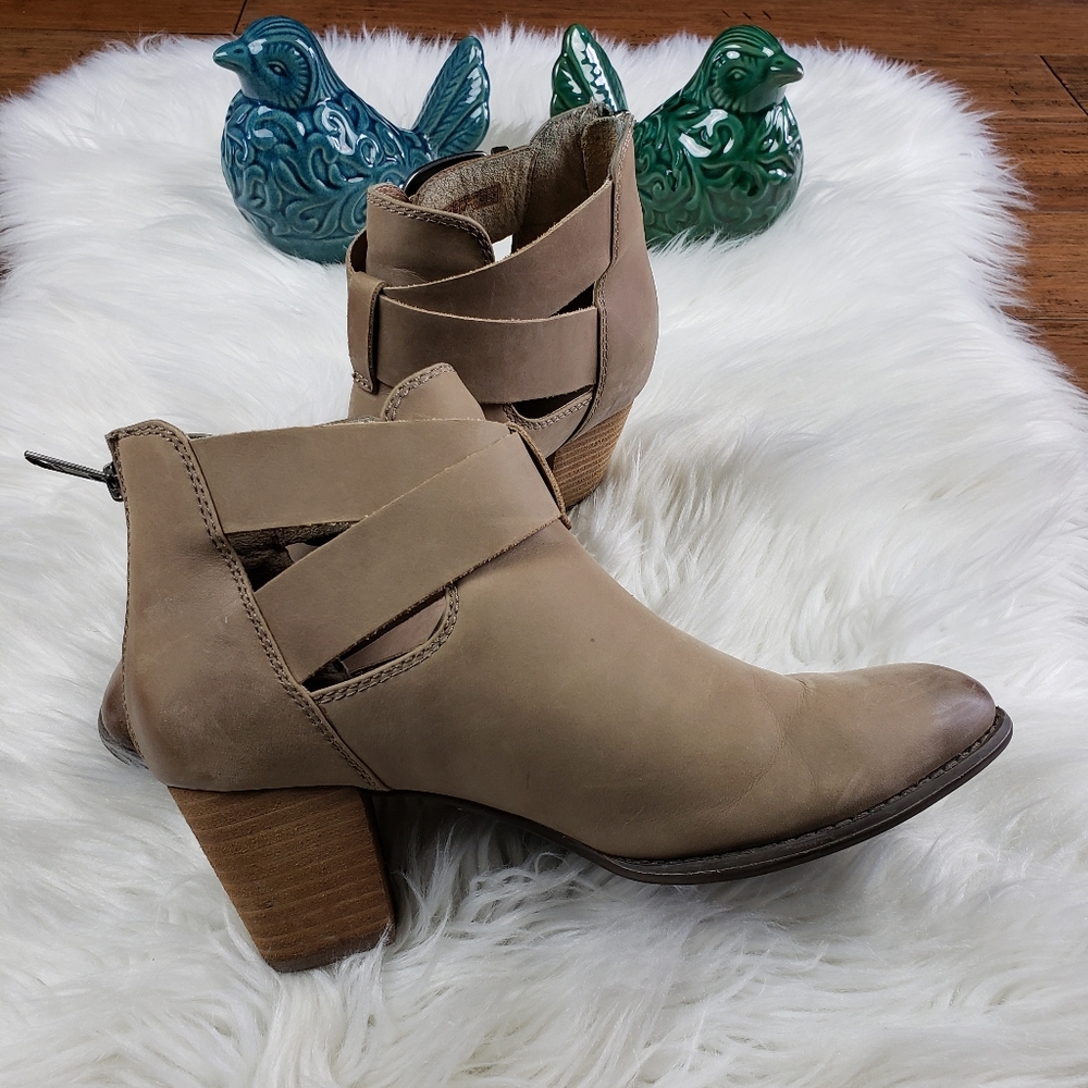 Vionic Rory buckle ankle bootie size 9 - Picture 10 of 16